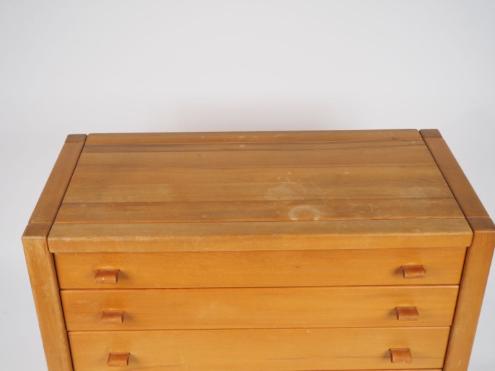Maison REGAIN. Commode en orme, ouvrant à quatre tiroirs et agrementé 