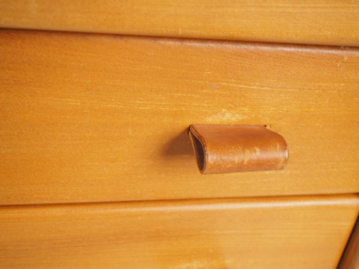 Maison REGAIN. Commode en orme, ouvrant à quatre tiroirs et agrementé 