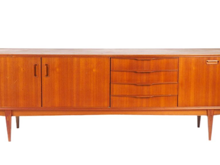 Enfilade fin des années 60 de style scandinave en teck. Dim. 81 x  247