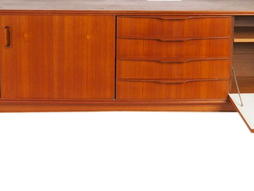 Enfilade fin des années 60 de style scandinave en teck. Dim. 81 x  247