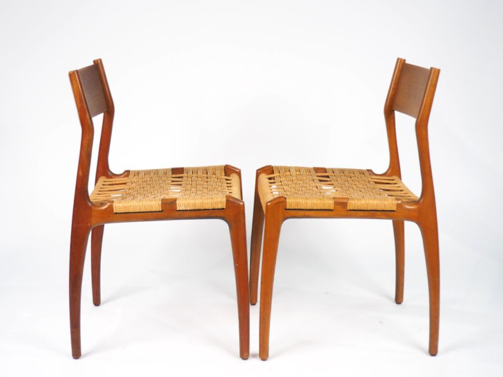 Suite de 10 chaises fin des années 60 de style Scandinave en teck, dos