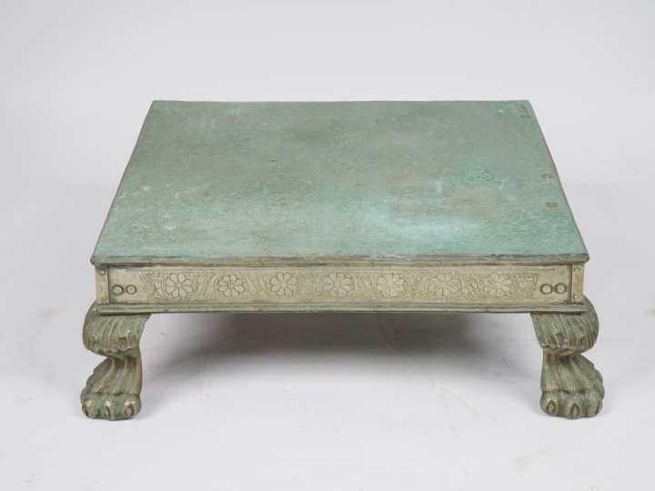 Table basse indienne en métal patiné vert, orné de quatre pieds griffe