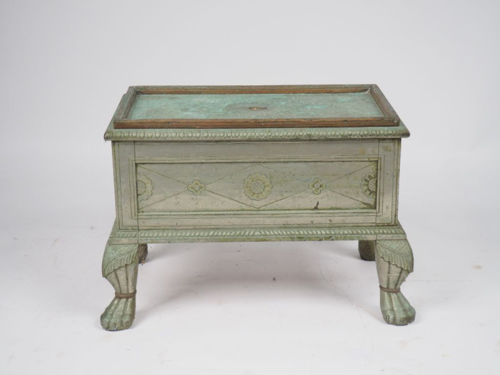 Coffre indien en métal patiné vert, orné de quatre pieds griffe et à d