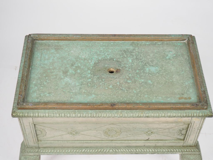 Coffre indien en métal patiné vert, orné de quatre pieds griffe et à d