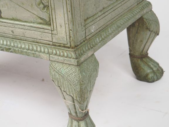 Coffre indien en métal patiné vert, orné de quatre pieds griffe et à d