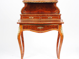 Vente aux enchères Bonheur du jour Napoléon III de style Louis XV en bois et bois de plac