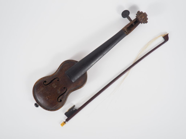 Violon pochette	 d'amateur vers 1830		. 167 mm.  On y joint un archet 