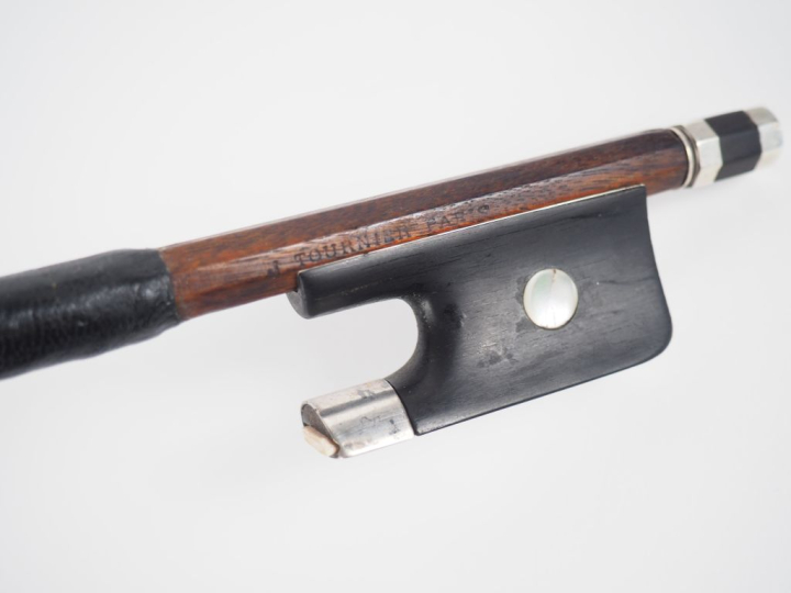 Archet de violoncelle	 fait par Louis Bazin en pernambouc monté argent