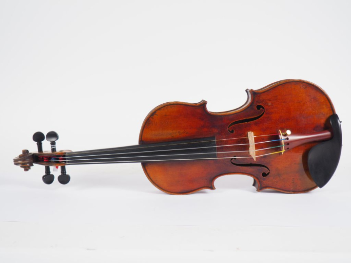 Très beau violon	 fait par Justin Derazey. Certificat de Bernard Sabat