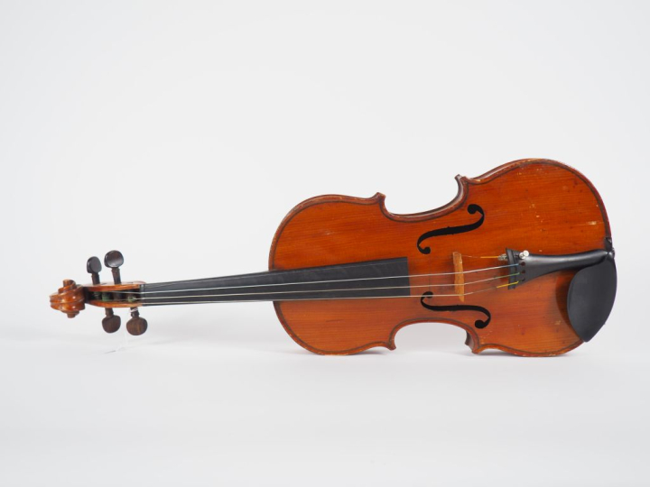 Violon d'étude	 fait à Mirecourt vers 1920-1930 portant l'etiquette "J