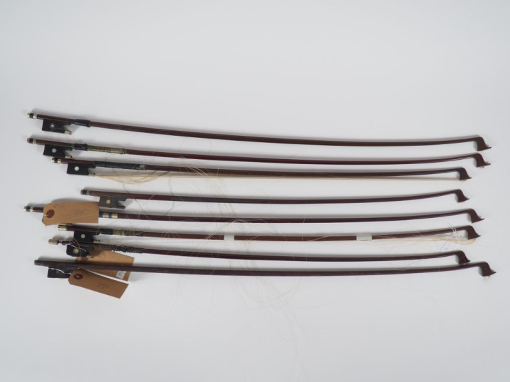 8 archets de violons. (A restaurer)