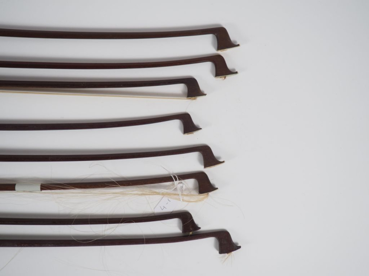 8 archets de violons. (A restaurer)