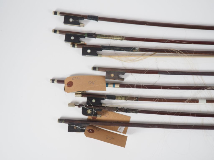 8 archets de violons. (A restaurer)