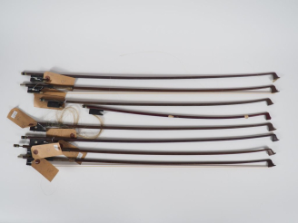 Vente aux enchères 8 archets de violons. (A restaurer)