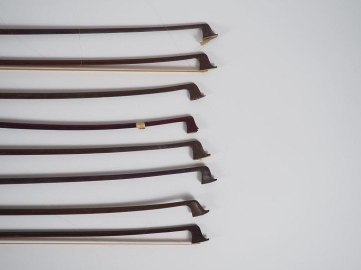 8 archets de violons. (A restaurer)