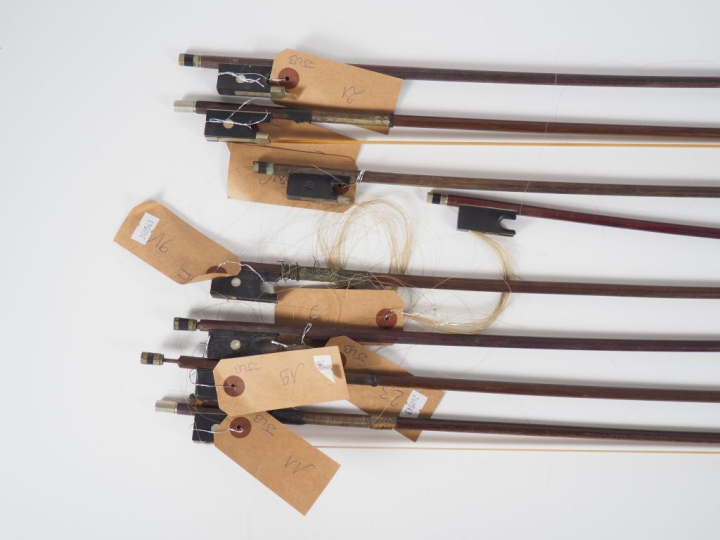 8 archets de violons. (A restaurer)
