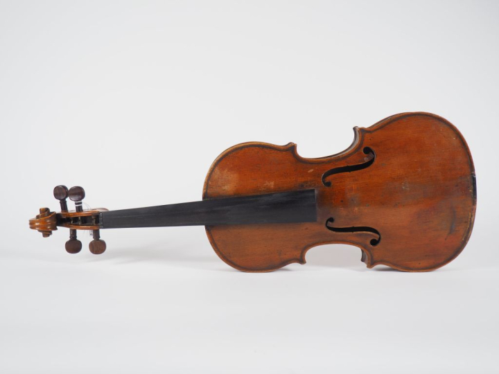 Violon d'étude 	fait à Mirecourt vers 1910. 	359mm (	à monter) Expert 