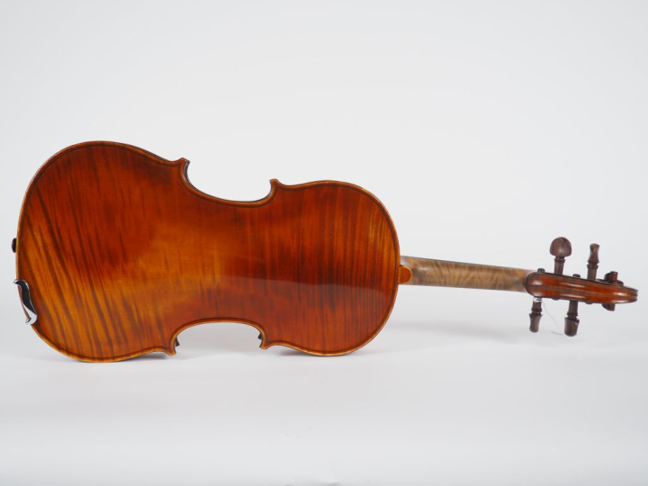 Beau violon 	fait à Mirecourt  portant l'étiquette apocryphe "Honnoré 
