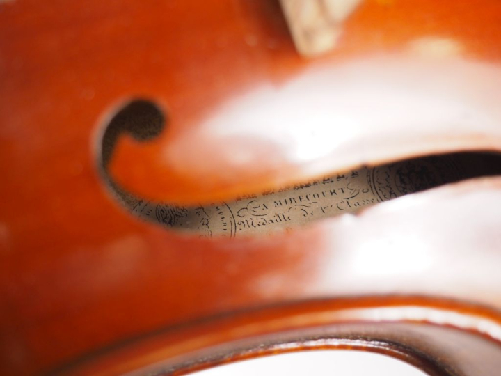 Beau violon 	fait à Mirecourt  portant l'étiquette apocryphe "Honnoré 