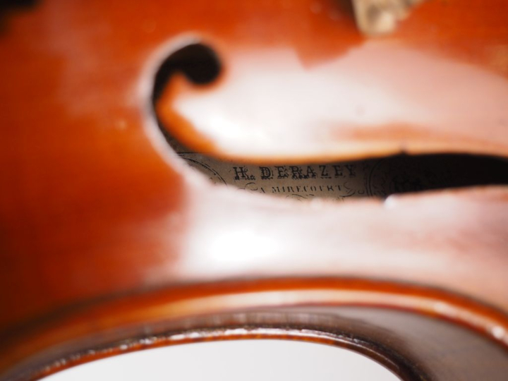 Beau violon 	fait à Mirecourt  portant l'étiquette apocryphe "Honnoré 