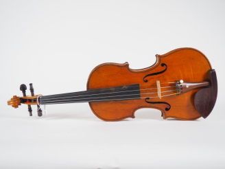 Vente aux enchères Interessant violon	 fait à Mirecourt dans les années 1870. 356mm (	Bon