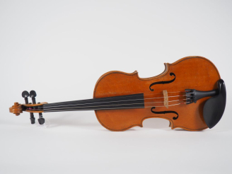 Vente aux enchères Intéressant violon 	fait à Mirecourt vers 1870. 	358mm. (	Bon état, pr