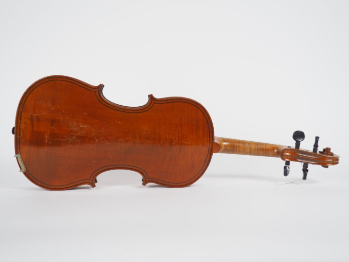 Violon d'étude 	fait main à Mirecourt vers 1915, double filet. 	355.	 