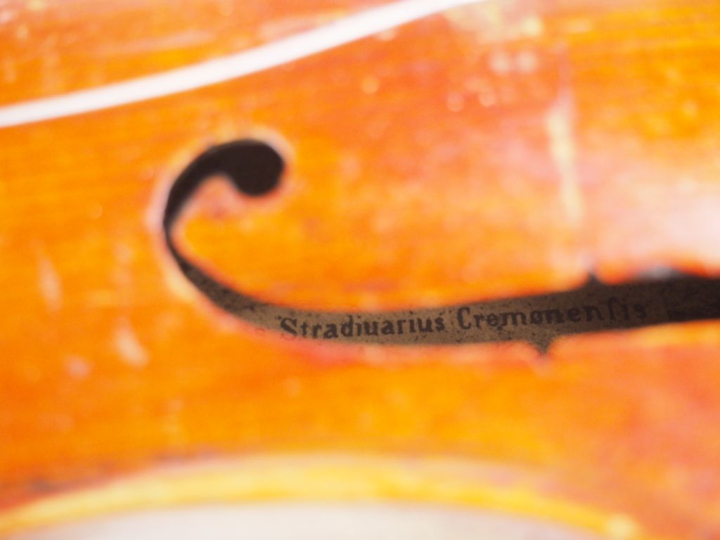 Joli Violon allemand 	fait en copie d'ancien 1890-1900 portant l'étiqu