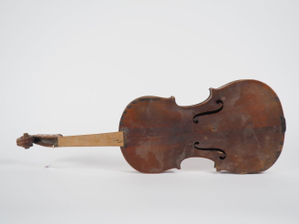 Vente aux enchères Violon d'amateur 	Français fin XIX  non fileté, 	363mm. 	(à restaurer	