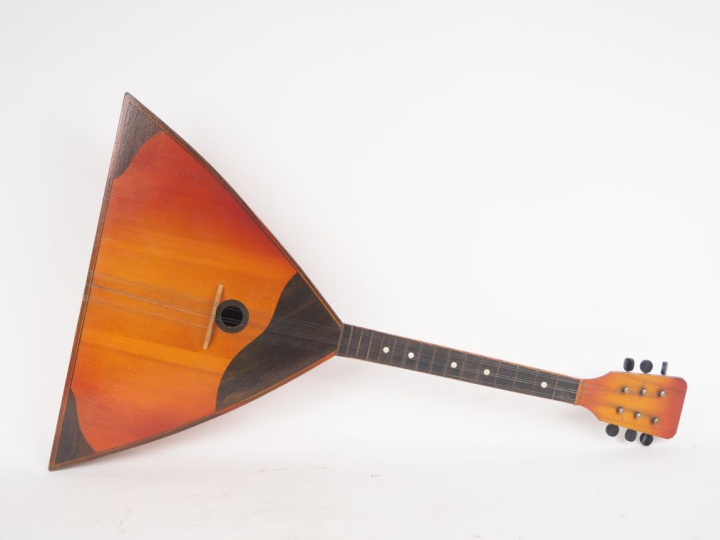 Balalaïka russe à trois cordes. L. 29 cm.