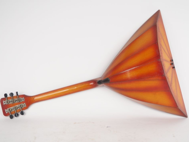 Balalaïka russe à trois cordes. L. 29 cm.