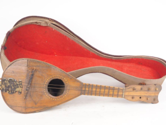 Vente aux enchères Mandoline XIXème en bois à décor en marqueterie. L. 270 mm.  (Usures e