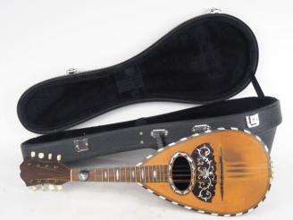 Vente aux enchères Mandoline napolitaine en bois et à décor d'inscrustations de nace. Por