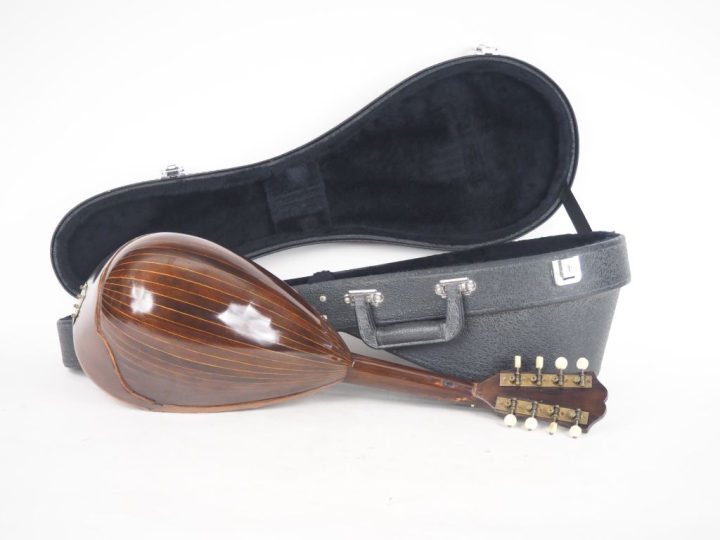 Mandoline napolitaine en bois et à décor d'inscrustations de nace. Por