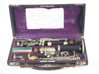 Vente aux enchères Clarinette en bois dans son coffret, avec ses accessoires. Signée PEYR