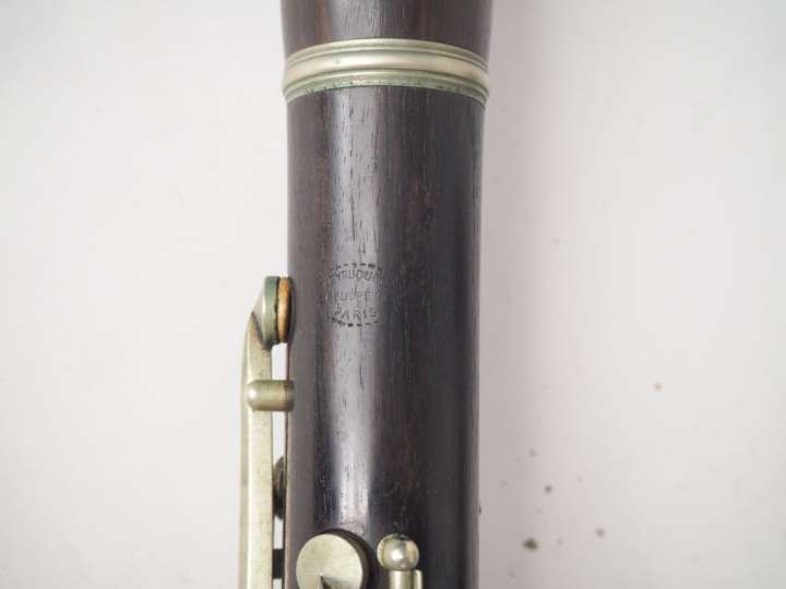 Clarinette en bois dans son coffret, avec ses accessoires. Signée PEYR