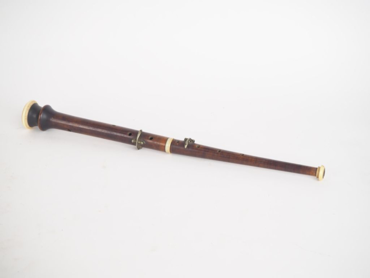 Hautbois musette XIXème à 2 clefs en palissandre et laiton. L. 380 mm.