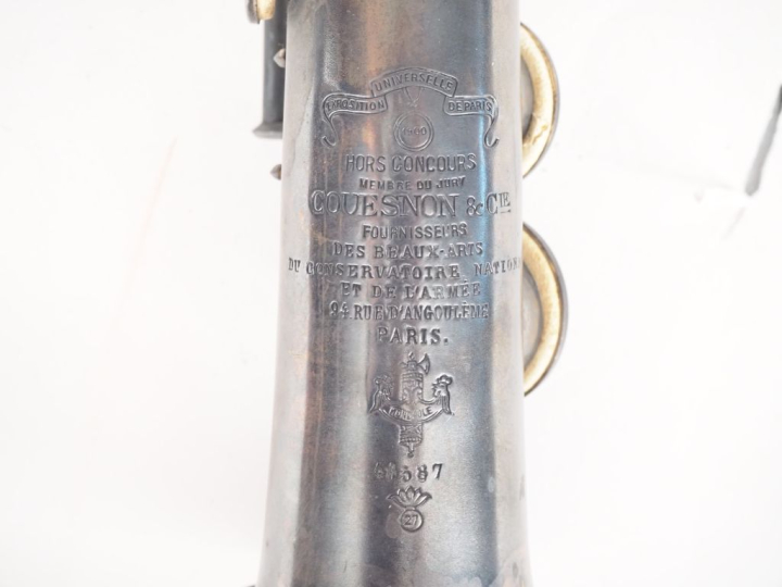 COUESNON   Cie. Saxophone en métal argenté. Signé. H. 57 cm.