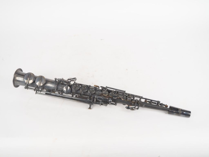 COUESNON   Cie. Saxophone en métal argenté. Signé. H. 57 cm.