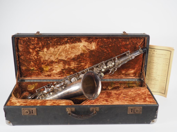 SELMER. Saxophone en métal argenté. Signé. Dans son coffret.