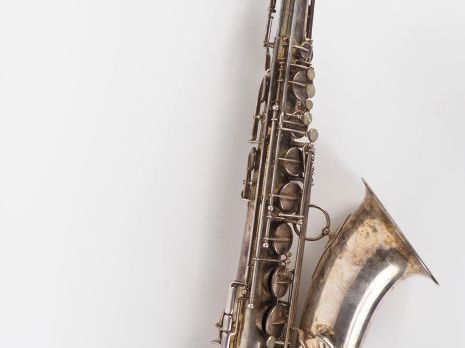 SELMER. Saxophone en métal argenté. Signé. Dans son coffret.