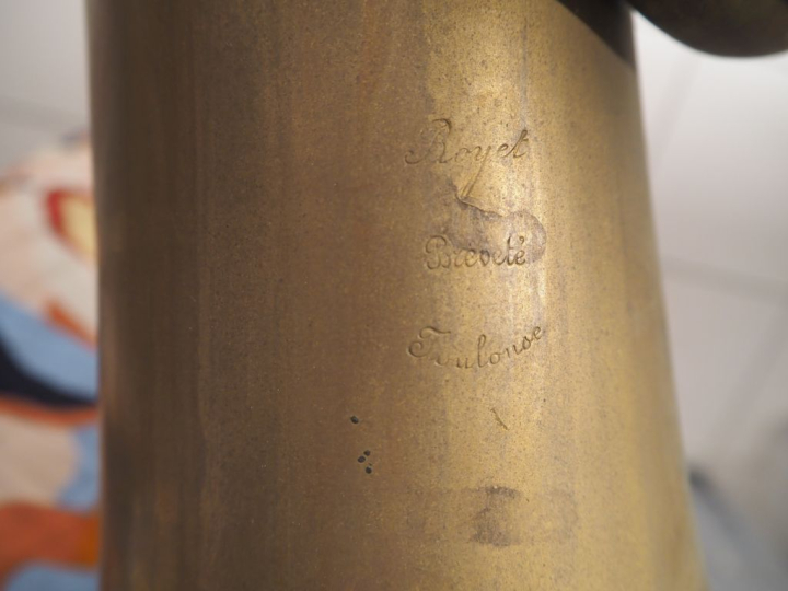 ROYET à Toulouse. Saxophone alto en cuivre. Signé.