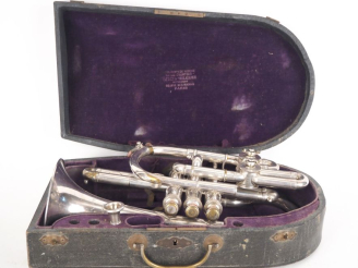 Vente aux enchères Antoine COURTOIS à Paris. Cornet à piston en métal argenté. Signé.