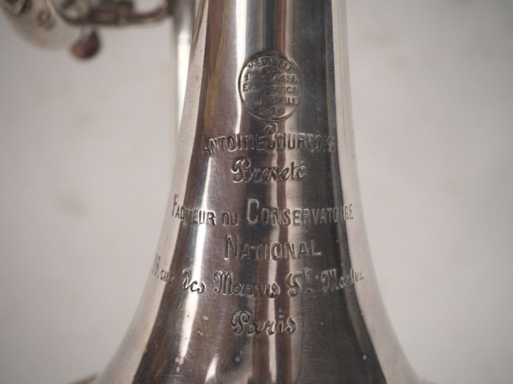 Antoine COURTOIS à Paris. Cornet à piston en métal argenté. Signé.