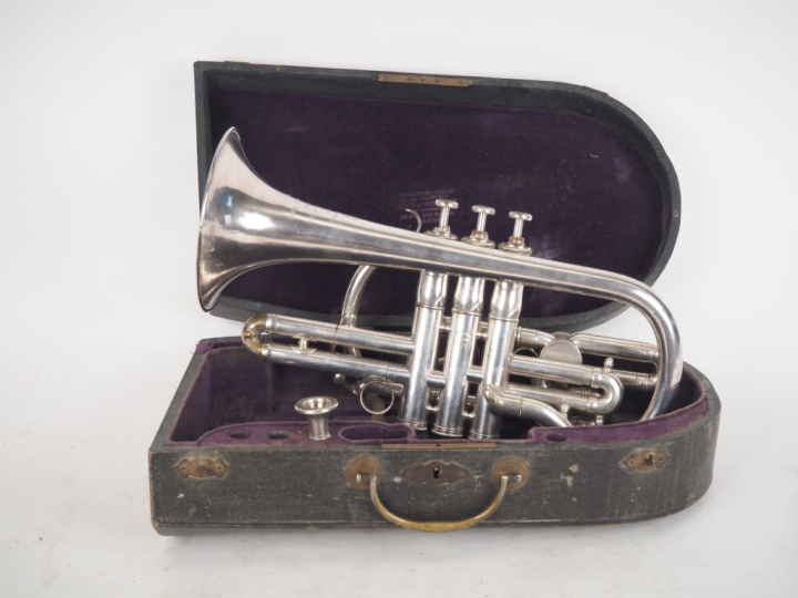 Antoine COURTOIS à Paris. Cornet à piston en métal argenté. Signé.