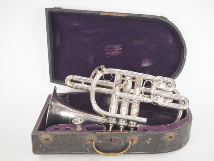 Antoine COURTOIS à Paris. Cornet à piston en métal argenté. Signé.