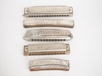 Vente aux enchères 5 différents harmonica de marque Hohner,  L. 12 à 18 cm.