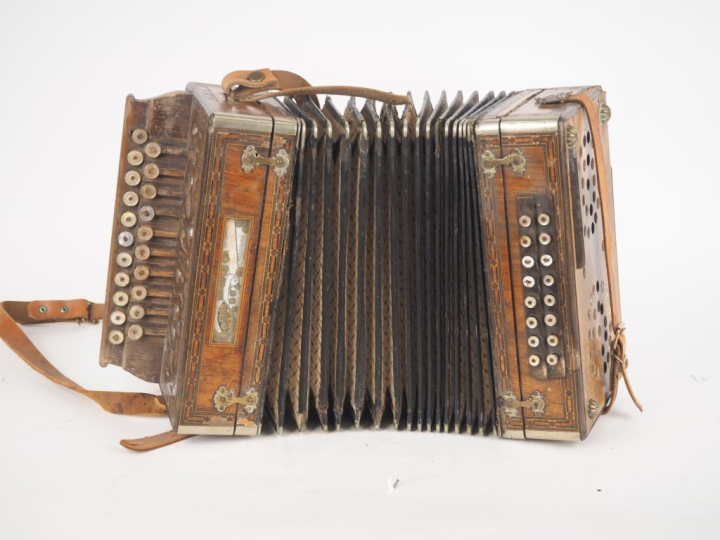 Bandoleon italien en bois à décor en marqueterie. Signé Castelfidardo.