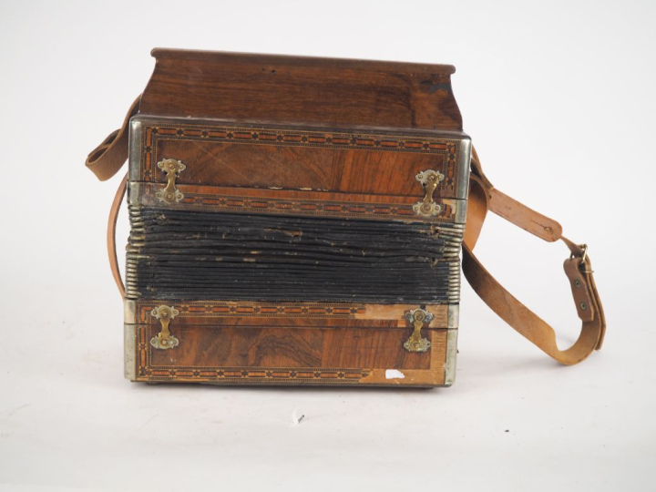 Bandoleon italien en bois à décor en marqueterie. Signé Castelfidardo.