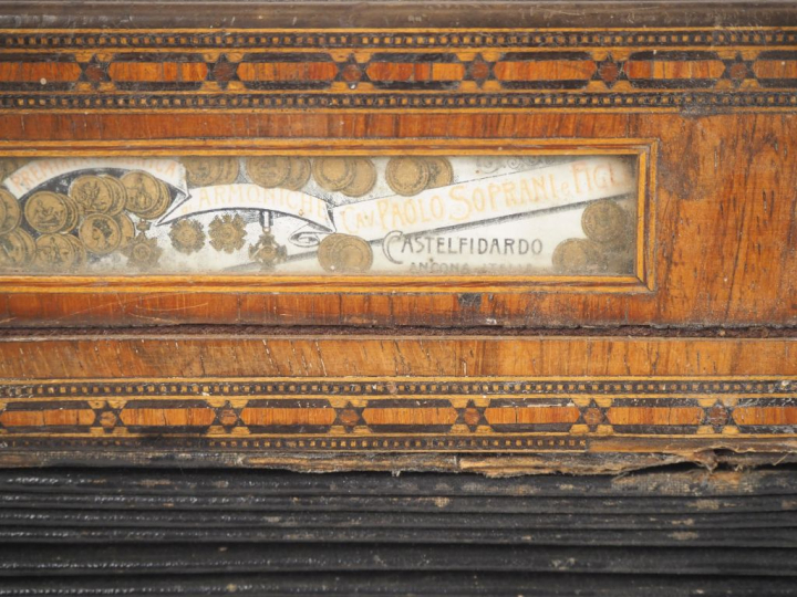 Bandoleon italien en bois à décor en marqueterie. Signé Castelfidardo.